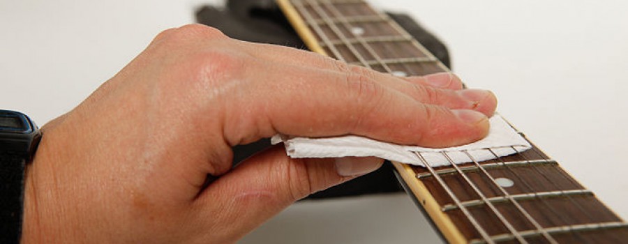 bao-quan-va-ve-sinh-day-dan-guitar