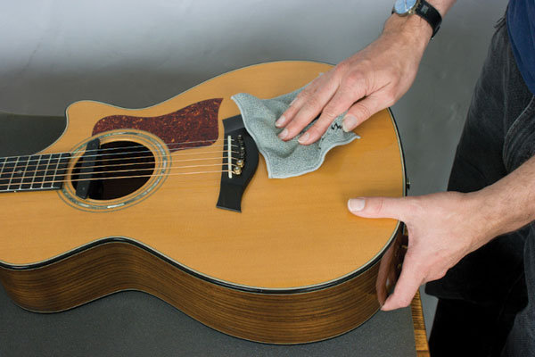 lam-sach-dan-guitar-dung-cach