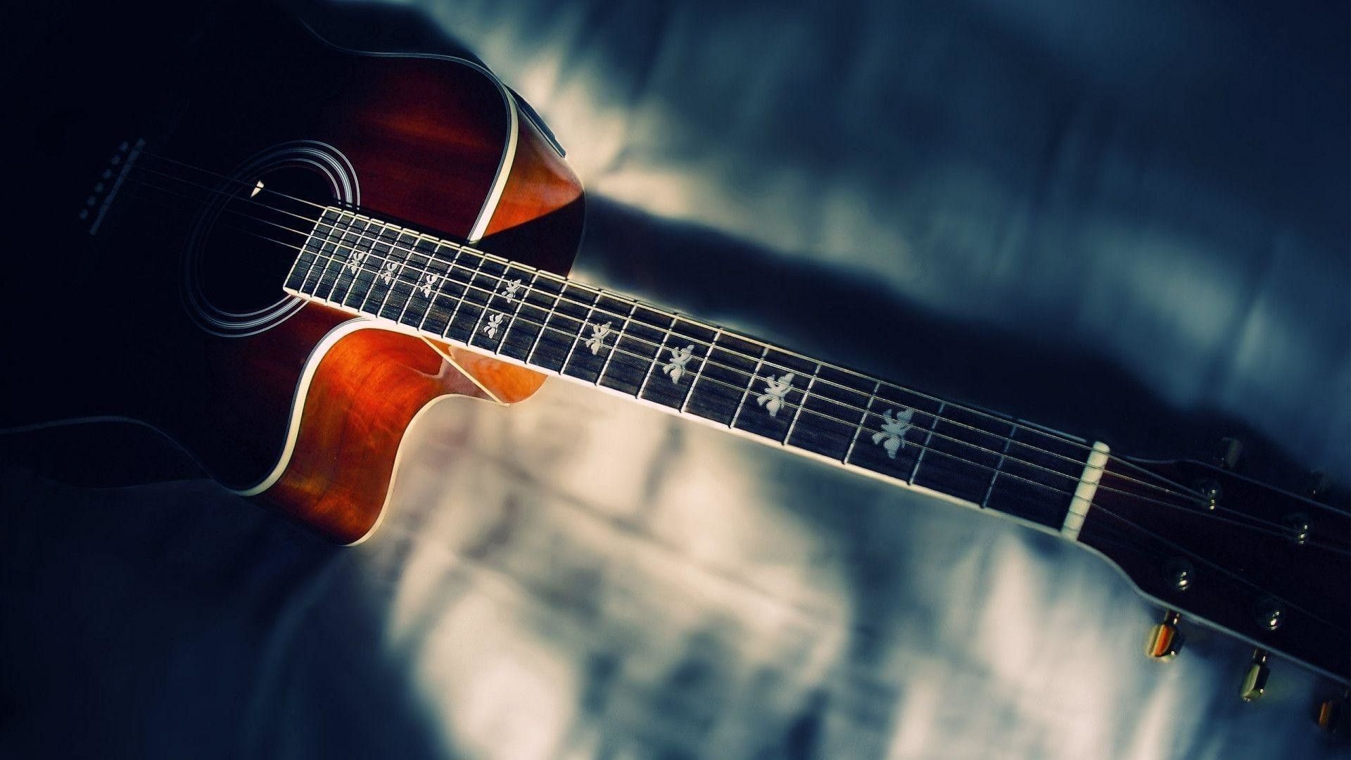 Mới học Guitar có nên mua đàn đắt tiền? Sự khác biệt giữa đàn rẻ tiền và đàn đắt tiền !